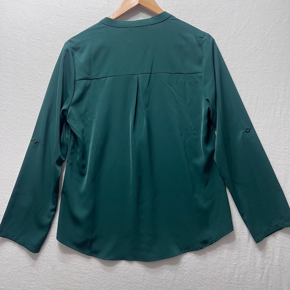 Gaharu Womens Green Roll Tab Long Sleeve V Neck Blouse Business Casual Top Sz M‎ - Picture 2 of 10